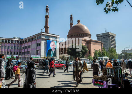 Rue bondée dans la vieille ville de Kaboul,Mosquée Abdul Rahman, l'Afghanistan Banque D'Images