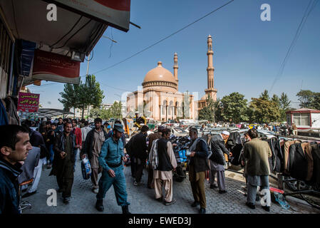 Rue bondée dans la vieille ville de Kaboul, Afghanistan, mosquée Abdul Rahman Banque D'Images