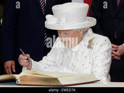 La Grande-Bretagne La reine Elizabeth II signe le livre d'or de l'université après une réception à la "Technische Universitaet' (Université technique) à Berlin, Allemagne, le mercredi 24 juin, 2015. La reine Elizabeth II et son mari le prince Philip sur une visite officielle à l'Allemagne jusqu'à vendredi 26 juin. Photo : Michael Sohn/dpa Banque D'Images