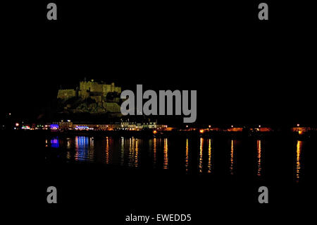 (Gorey) Mont Orgueil Castle, Jersey, Channel Islands dans la nuit Banque D'Images