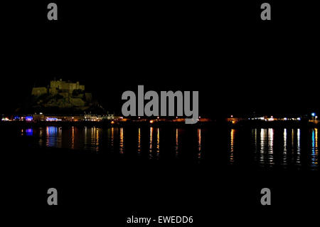 (Gorey) Mont Orgueil Castle, Jersey, Channel Islands dans la nuit Banque D'Images