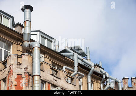 Nouvelles lucarnes dans le vieux toit de maison vivant avec des tuyaux de ventilation, de l'architecture high-tech Banque D'Images