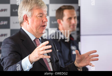 Sir Keith Mills (à gauche) et Sir Ben Ainslie lors d'une conférence de presse au nouveau bar (Ben Ainslie Racing) AC en Portsmou Banque D'Images