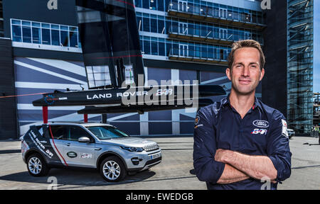 Sir Ben Ainslie pose avec son catamaran AC45 foiling au nouveau bar (Ben Ainslie Racing) AC à Portsmouth, Hampshire. Banque D'Images