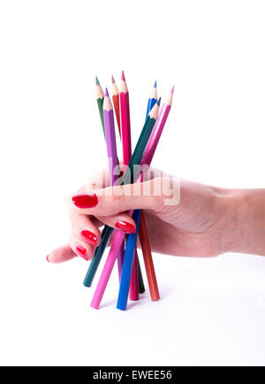 Main Femme avec manucure rouge holding colorful crayons Banque D'Images