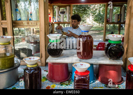 L'homme, la préparation et la vente traditionnelle soupe de pois chiche, souvent consommés comme collation, dans le jardin de Babur, Kaboul, Afghanistan Banque D'Images