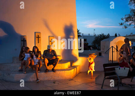 Les touristes, fille de payer à l'extérieur de l'Eglise en place principale de Sant Francesc Xavier, San Francisco Javier, Formentera, Pityuses, Banque D'Images