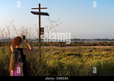 Les touristes avec des enfants pris des photos la randonnée à vélo. Pudent Lake. Formentera. Iles Baléares, Espagne, Europe. Banque D'Images