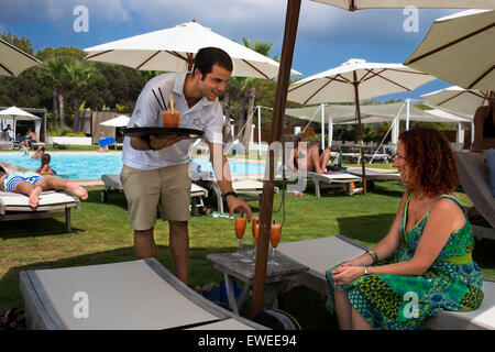 Gecko boutique hôtel de luxe, la plage de Migjorn, Formentera Island, Îles Baléares, Espagne, Europe. Un cocktail dans le jardin. Banque D'Images
