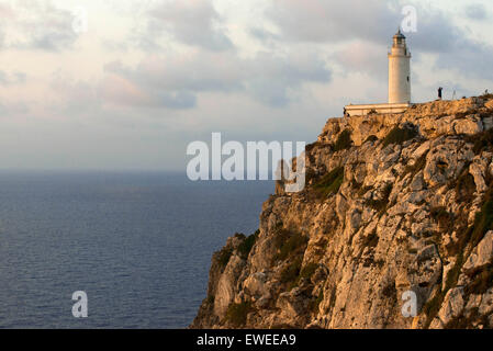 Le lever du soleil. Leuchtturm, Faro de la Mola, Formentera, Pityuses, Iles Baléares, Espagne, Europe Banque D'Images