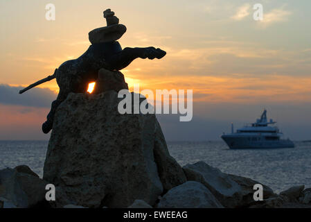 Plage de Ses Illetes, Îles Baléares, Formentera, Espagne. Rétroéclairages dans le coucher du soleil avec des pierres de formes différentes. 'Le déluge' Banque D'Images