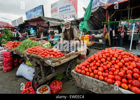 Homme vend tomate sur Bazaar dans la vieille ville de Kaboul, Afghanistan Banque D'Images