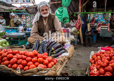 Homme vend tomate sur Bazaar dans la vieille ville de Kaboul, Afghanistan Banque D'Images