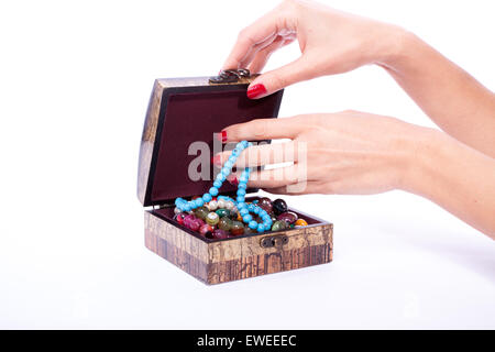 Main Femme rouge avec boîte ouverte manucure de bijoux Banque D'Images