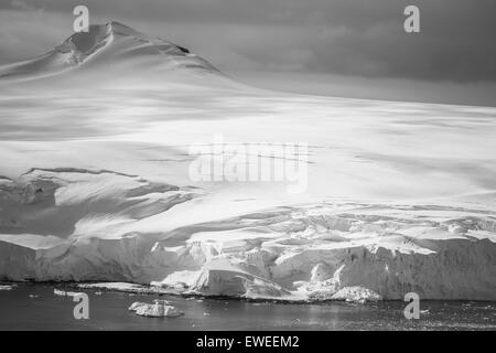 Paysage de montagne, Cierva Cove, péninsule Antarctique, l'Antarctique. Banque D'Images