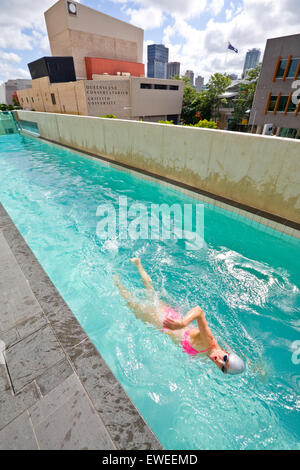 Une femme nageant dans une piscine pour la ville, Brisbane, Queensland, Australie Banque D'Images