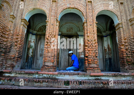 Vue sur Panam City, un homme prie dans le Narayangong haritage en périphérie de la capitale, Dhaka, Bangladesh. le 21 juin, 2015 Banque D'Images