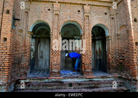 Vue sur Panam City, un homme prie dans le Narayangong haritage en périphérie de la capitale, Dhaka, Bangladesh. le 21 juin, 2015 Banque D'Images