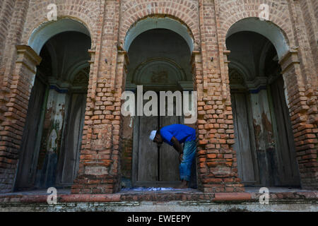 Vue sur Panam City, un homme prie dans le Narayangong haritage en périphérie de la capitale, Dhaka, Bangladesh. le 21 juin, 2015 Banque D'Images