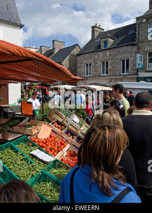 Les gens shopping au marché local en Bretagne, France. Banque D'Images