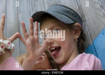 Girl Sticking Out sa langue maternelle Banque D'Images