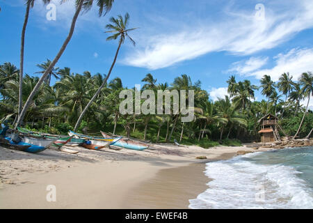 Fruits de mer restaurant Club pense construit par des bâtonnets de bois et de la bouse de bison et des bateaux sur la plage de Rocky Point. Banque D'Images
