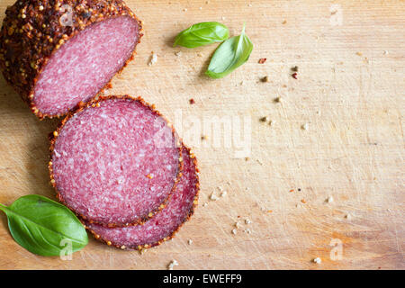Tranches de salami sausage on cutting board Banque D'Images