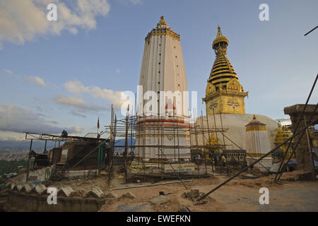 24 juin 2015 - Katmandou, Népal - l'ancienne infrastructure qui ont été fortement endommagés en raison du séisme sont fortement appuyée dans le Swayambhunath Stupa, également connu sous le nom de Monkey Temple, à Katmandou, au Népal. Swayambhunath est un ancien complexe religieux au sommet d'une colline où les monastères et l'architecture ancienne autour du stupa principal a été gravement endommagé par le récent tremblement de terre au Népal. Le gouvernement du Népal a ouvert officiellement l'UNESCO des sites du patrimoine mondial de la vallée de Katmandou pour les touristes de manière efficace le 15 juin après le séisme dévastateur du 25 avril. (Crédit Image : © Sumit Shrestha/ Banque D'Images