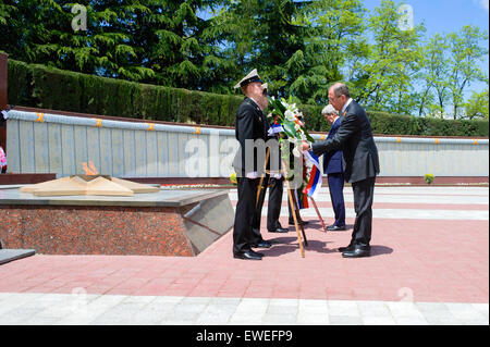 Le secrétaire d'Etat John Kerry et le Ministre russe des affaires étrangères Sergey Lavrov ajuster rubans sur un ensemble de couronnes portées par une garde d'honneur le 12 mai 2015, au Monument commémoratif de guerre Zavokzalny à Sotchi, en Russie, construit en 1985 pour commémorer le 40e anniversaire de la fin de la Seconde Guerre mondiale, et où environ 4 000 soldats y sont inhumés. Banque D'Images