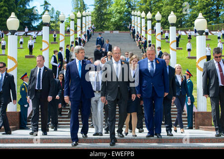 Le secrétaire d'Etat John Kerry et le Ministre russe des affaires étrangères Sergey Lavrov quittent le Monument commémoratif de guerre Zavokzalny à Sotchi, en Russie, construit en 1985 pour commémorer le 40e anniversaire de la fin de la Seconde Guerre mondiale, et où environ 4 000 soldats y sont inhumés, après la pose d'un ensemble de couronnes et de payer leurs respects le 12 mai 2015. Banque D'Images