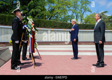 Le secrétaire d'Etat John Kerry et le Ministre russe des Affaires étrangères Sergueï Lavrov au garde à vous après la pose d'un ensemble de couronnes le 12 mai 2015, au Monument commémoratif de guerre Zavokzalny à Sotchi, en Russie, construit en 1985 pour commémorer le 40e anniversaire de la fin de la Seconde Guerre mondiale, et où environ 4 000 soldats y sont inhumés. Banque D'Images