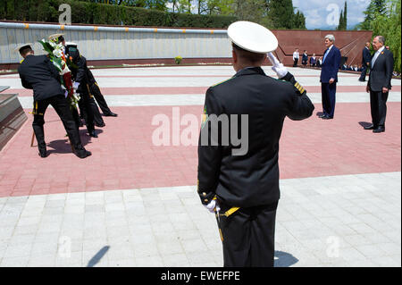 Le secrétaire d'Etat John Kerry et le Ministre russe des affaires étrangères Sergey Lavrov regarder comme une garde d'honneur présente les couronnes le 12 mai 2015, au Monument commémoratif de guerre Zavokzalny à Sotchi, en Russie, construit en 1985 pour commémorer le 40e anniversaire de la fin de la Seconde Guerre mondiale, et où environ 4 000 soldats y sont inhumés. Banque D'Images