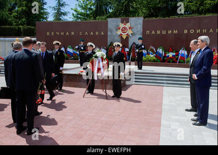 Le secrétaire d'Etat John Kerry et le Ministre russe des affaires étrangères Sergey Lavrov regarder comme des membres de leur personnel respectif chaque place une paire de roses le 12 mai 2015, au Monument commémoratif de guerre Zavokzalny à Sotchi, en Russie, construit en 1985 pour commémorer le 40e anniversaire de la fin de la Seconde Guerre mondiale, et où environ 4 000 soldats y sont inhumés. Banque D'Images