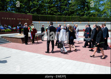 Le secrétaire d'Etat John Kerry et le Ministre russe des affaires étrangères Sergey Lavrov regarder comme des membres de leur personnel respectif chaque place une paire de roses le 12 mai 2015, au Monument commémoratif de guerre Zavokzalny à Sotchi, en Russie, construit en 1985 pour commémorer le 40e anniversaire de la fin de la Seconde Guerre mondiale, et où environ 4 000 soldats y sont inhumés. Banque D'Images