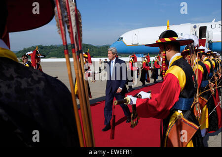 Le secrétaire d'Etat John Kerry promenades à travers une garde d'honneur comme il arrive à la base aérienne de Séoul à Séoul, République de Corée, le 17 mai 2015, pour des réunions avec le président coréen Park Geun-hye, le ministre des Affaires étrangères, Yun Byung-se, et un discours axé sur l'Internet. Banque D'Images