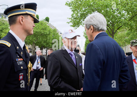 Après sa participation à la commémoration du 70e anniversaire du Jour de la victoire à Paris, en France, le secrétaire d'Etat John Kerry s'entretient avec l'Art Staymate, 90 ans, de Hagerstown, Maryland, un ancien combattant de la 1ère Division d'infanterie - "The Big Red One" - qui ont débarqué à Omaha Beach le D-Day. Banque D'Images