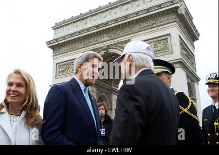 Après sa participation à la commémoration du 70e anniversaire du Jour de la victoire à Paris, en France, le secrétaire d'Etat John Kerry s'entretient avec l'Art Staymate, 90 ans, de Hagerstown, Maryland, un ancien combattant de la 1ère Division d'infanterie - "The Big Red One" - qui ont débarqué à Omaha Beach le D-Day. Banque D'Images