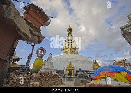 Katmandou, Népal. 24 Juin, 2015. Swayambhunath est un ancien complexe religieux au sommet d'une colline où les monastères et l'architecture ancienne autour du stupa principal a été gravement endommagé par le récent tremblement de terre au Népal. Le gouvernement du Népal a ouvert officiellement l'UNESCO des sites du patrimoine mondial de la vallée de Katmandou pour les touristes de manière efficace le 15 juin après le séisme dévastateur du 25 avril. © Sumit Shrestha/ZUMA/ZUMAPRESS.com/Alamy fil Live News Banque D'Images