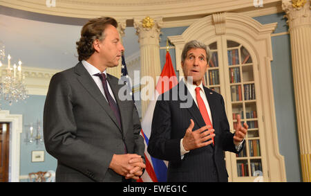 Le secrétaire d'Etat John Kerry à l'allocution du ministre des Affaires étrangères Néerlandais Bert Koenders, au Ministère d'État à Washington, D.C. le 30 avril 2015. Banque D'Images