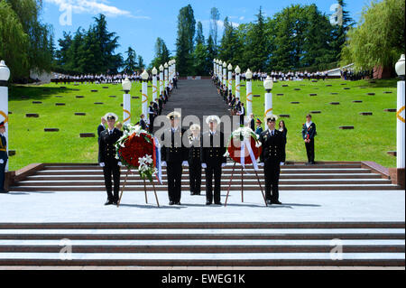 Une garde d'honneur est de l'attention au Monument commémoratif de guerre Zavokzalny à Sotchi, Russie, le 12 mai 2015, avant que le secrétaire d'Etat John Kerry et le Ministre russe des affaires étrangères Sergey Lavrov déposé des couronnes sur le site, construit en 1985 pour commémorer le 40e anniversaire de la fin de la Seconde Guerre mondiale, et où environ 4 000 soldats russes sont enterrés. Banque D'Images