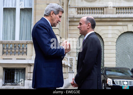 Le secrétaire d'Etat John Kerry accueille le ministre saoudien des affaires étrangères Adel al-Jubeir en dehors de la résidence de l'Ambassadeur Américain à Paris, en France, en tant que membres du Conseil de coopération du Golfe se sont réunis lors d'une réunion multilatérale sur le 8 mai 2015. Banque D'Images