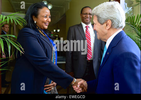 Le secrétaire d'Etat John Kerry se réunit avec le secrétaire du Cabinet kenyan des Affaires étrangères, Amina Mohamed à l'Harambe House à Nairobi, au Kenya, le 4 mai 2015. Banque D'Images