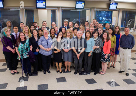 Le secrétaire d'Etat John Kerry pose pour une photo de groupe avec les travailleurs du département d'État Le Bureau des passeports de Seattle à Seattle, Washington, le 18 mai 2015, à l'avance de la visite de l'usine Boeing Co. 737 dans les environs de Seattle, Washington, à prononcer un discours à l'accent sur la région du Pacifique des États-Unis et la politique commerciale. Banque D'Images