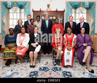 Le secrétaire d'Etat John Kerry se réunit avec un groupe d'anciens et les ministres et les parlementaires de pays africains au département d'État des États-Unis à Washington, D.C., le 11 mai 2015. Banque D'Images