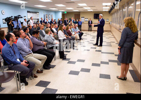 Le secrétaire d'Etat John Kerry grâce au département d'État des États-Unis Bureau des passeports de Seattle à Seattle, Washington, le 18 mai 2015, à l'avance de la visite de l'usine Boeing Co. 737 dans les environs de Seattle, Washington, à prononcer un discours à l'accent sur la région du Pacifique des États-Unis et la politique commerciale. Banque D'Images