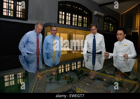 Secrétaire adjoint Anthony Blinken tours la Prison Hoa Lo à Hanoi, Vietnam le 18 mai 2015. Banque D'Images