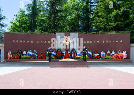 Le monument commémoratif de guerre Zavokzalny à Sotchi, Russie, le 12 mai 2015, comme vu auparavant secrétaire d'Etat américain John Kerry et le Ministre russe des affaires étrangères Sergey Lavrov déposé des couronnes sur le site, construit en 1985 pour commémorer le 40e anniversaire de la fin de la Seconde Guerre mondiale, et où environ 4 000 soldats russes sont enterrés. Banque D'Images