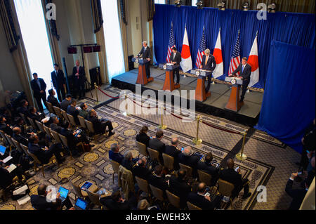 Le secrétaire d'Etat John Kerry écoute Secrétaire américain à la défense, Ash Carter comme ils se tiennent avec leurs homologues japonais Fumio Kishida, Ministre des affaires étrangères et le ministre de la Défense, Gen Nakatani, lors d'une conférence de presse après avoir participé à une 2 +2 réunion pour discuter de dossiers de politique étrangère et de défense à New York, New York, le 27 avril 2015. Banque D'Images