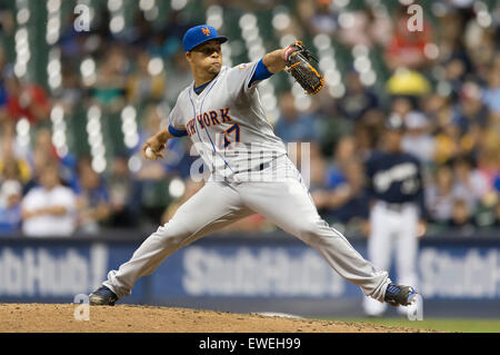 Milwaukee, WI, USA. 23 Juin, 2015. De baseball des New York Mets Hansel Robles # 47 offre un emplacement dans le jeu de la Ligue Majeure de Baseball entre les Milwaukee Brewers et les Mets de New York au Miller Park de Milwaukee, WI. John Fisher/CSM/Alamy Live News Banque D'Images