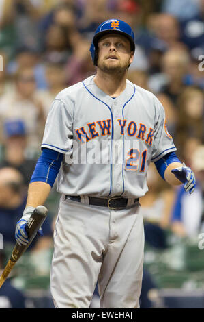 Milwaukee, WI, USA. 23 Juin, 2015. New York Mets joueur Lucas Duda # 21 regarde après avoir rayé dans le jeu de la Ligue Majeure de Baseball entre les Milwaukee Brewers et les Mets de New York au Miller Park de Milwaukee, WI. John Fisher/CSM/Alamy Live News Banque D'Images